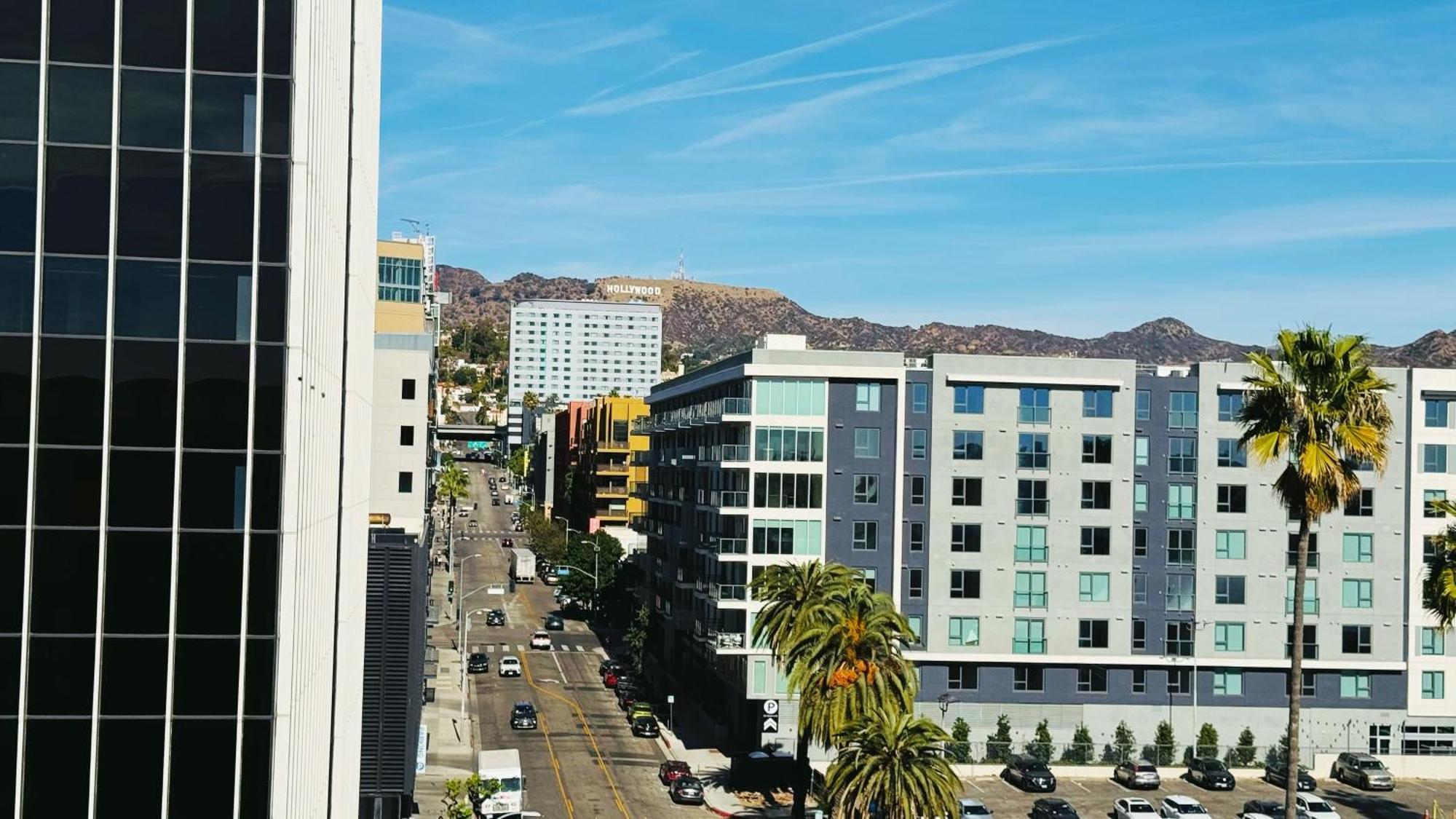 Hollywood Sunset Retreat - Free Parking Apartment