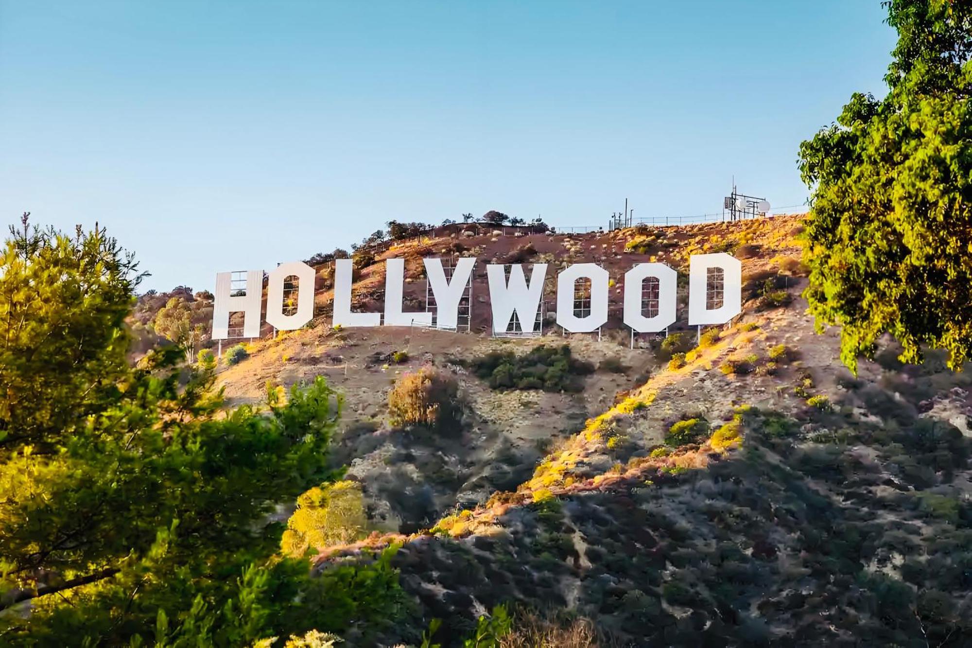 Hollywood Sunset Retreat - Free Parking Apartment