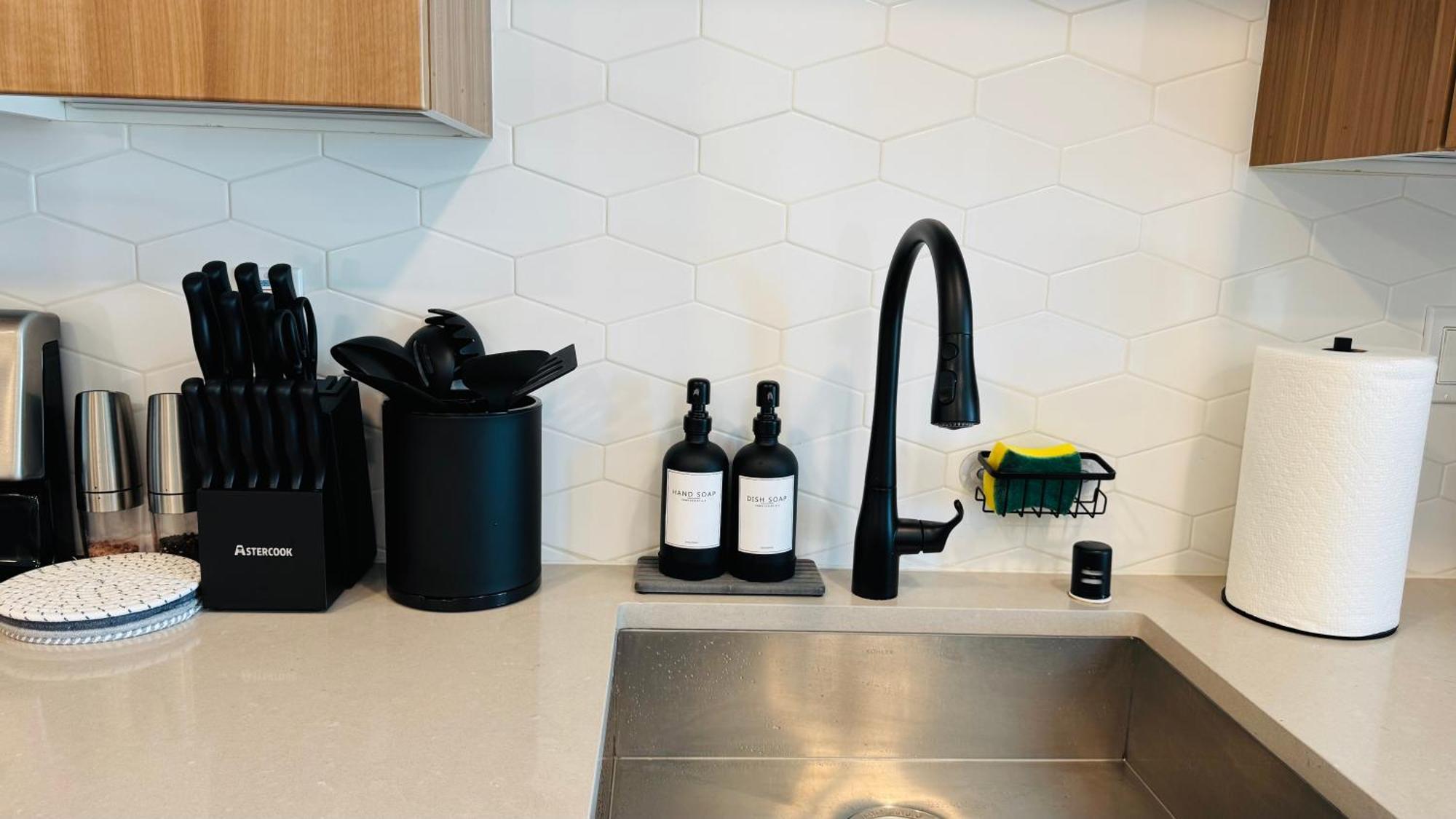 Hollywood Sunset Retreat - Free Parking Apartment